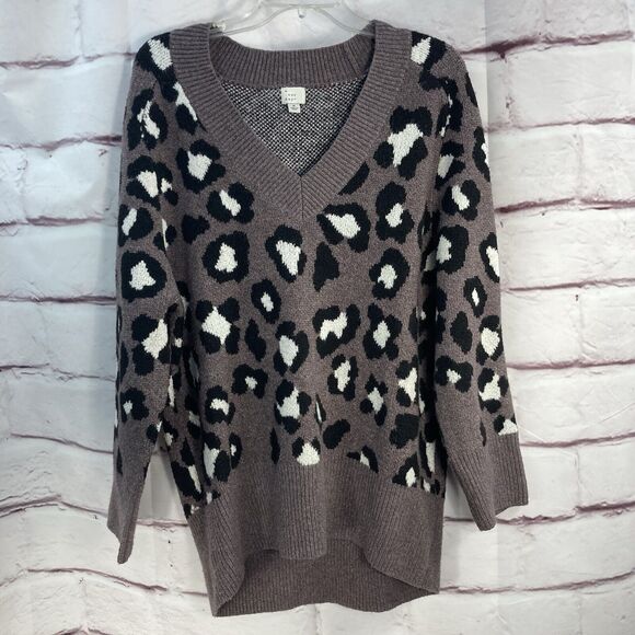 A New Day Oversized Sweater SZ M Leopard Print Soft V Neck Gray Black White Warm - Picture 1 of 13